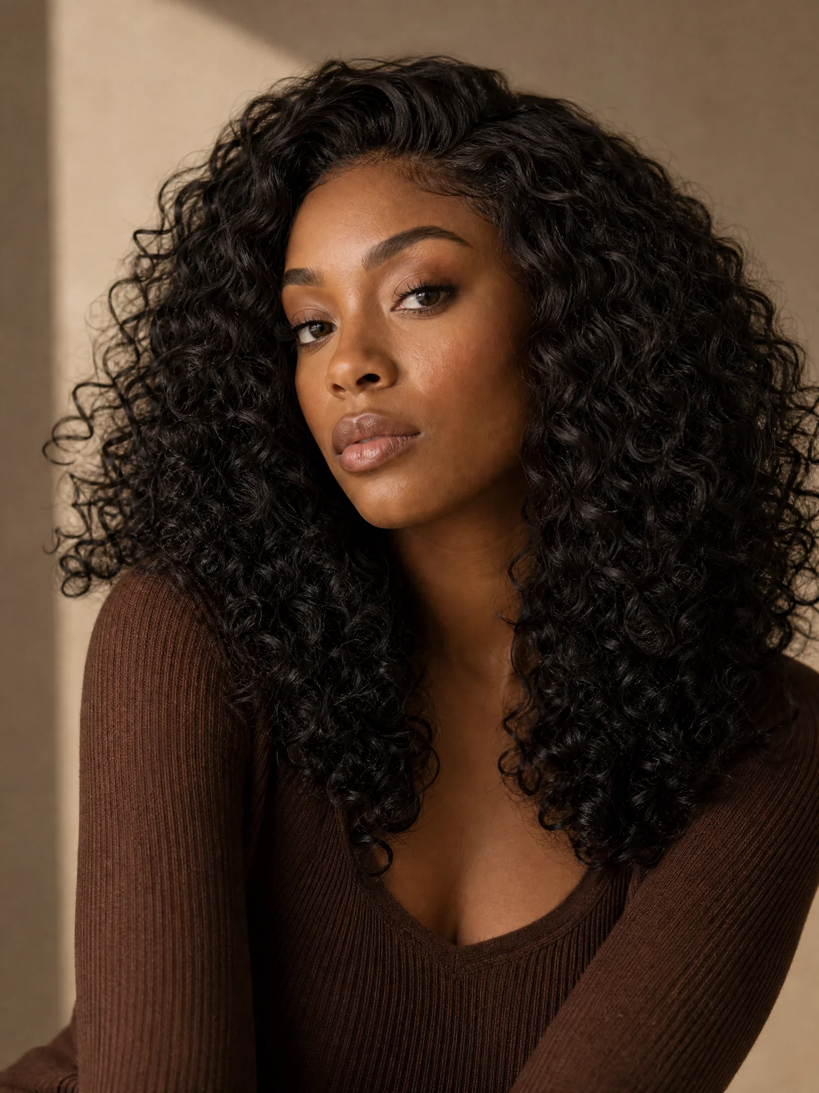 Curly comfort-fit editorial look